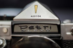 I quite like the look of the Petri logo and golden arrow, but I can't understand the need to put the serial number in such a visible location.