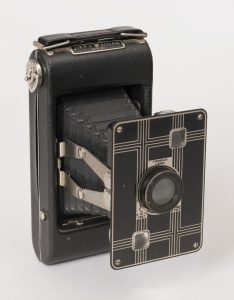 The Kodak Jiffy Six 16 and 20 share many similarities, including the dual struts, to the AGFA Billy-Clack,