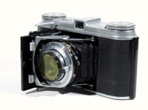 The original pre-war Vito is very rare today. It was designed for unperforated 35mm cinema film and made 30mm x 40mm exposures.