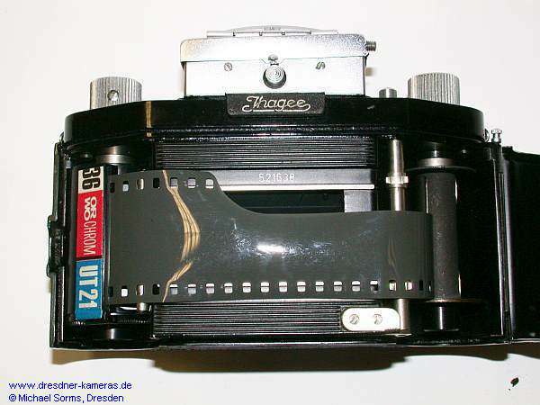 Installation position of the reel and film in Exa (0) cameras (layer side winds outwards)