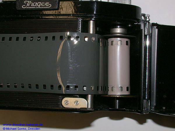 Installation position of the reel and film in Exa (0) cameras (layer side winds outwards)