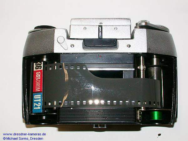 Installation position of the reel and film in Exa I/Ia/1b/1c/II/IIa/IIb/500 cameras (coat side winds inwards)