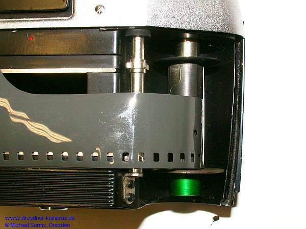 Installation position of the reel and film in Exa I/Ia/1b/1c/II/IIa/IIb/500 cameras (coat side winds inwards)