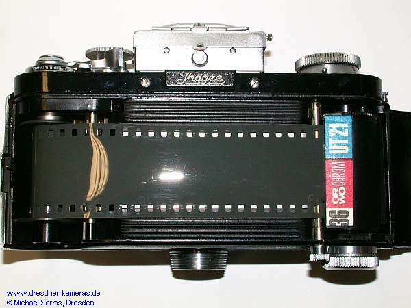 Unlike the Exa (0), the Exakta Varex VX winds the layer side inwards with the black coil.