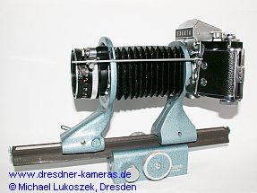 Exakta Varex IIa with Tessar 2.8/50 mm on the Ihagee bellows close-focusing device with release bridge