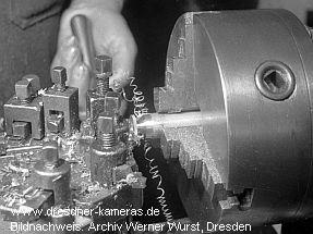 Drehen des Zeiteneinstellknopfes der Exakta Varex