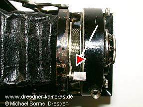 Focusing via axial lever and worm gear: Ihagee Auto-Ultrix No. 2850 Focusing via axial lever and worm gear: Ihagee Auto-Ultrix No. 2850