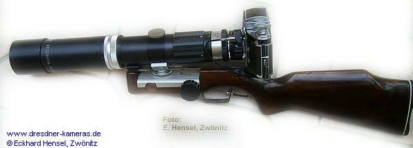 Fotogewehr mit einer Exakta Varex IIb und einem langbrennweitigem Teleobjektiv Fotogewehr mit einer Exakta Varex IIb und einem langbrennweitigem Teleobjektiv
