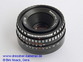 Pentaflex Color 2.8/50 (M42 Automatic), a variant of the Meyer Domiplan 2.8/50; here with red feet scale and chrome (zebra) setting rings.