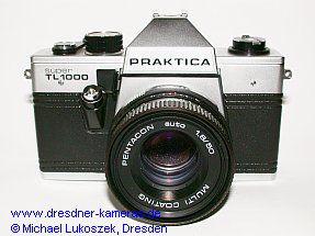 Praktica super TL 1000 (zweite Version mit glatter Belederung und schwarzen Bedienelementen) mit Pentacon auto 1,8/50