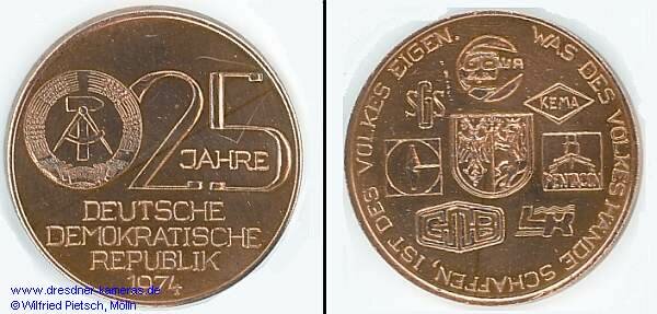 Medaille �25 Jahre DDR 1974� (eines unbekannten Herstellers) - mit r�ckseitigem G�rlitzer Wappen, umrahmt vom Pentacon-Logo und anderen Betriebs-Markenzeichen aus der Stadt G�rlitz