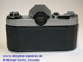 Praktica nova B - mit schwarzer Prismenkappe der Pentaflex SL bzw. Porst reflex; Pentaconturm und G�tezeichen fehlen am Boden der Frontplatte