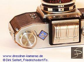 Praktica F.X 3 mit blauem KW-Schild auf der Deckkappe