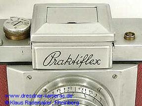 Praktiflex Version 5 mit Blitzsynchronisation durch Schaltring und verdecktem Kontaktnocken sowie einer Blitzbuchse oben in der Deckkappe